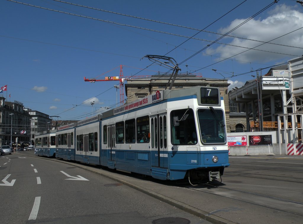 Doppeltraktion mit dem Be 4/6 2118 an der Spitze auf der Linie 7 am Hauptbahnhof Zrich. Die Aufnahme stammt vom 23.06.2012. 