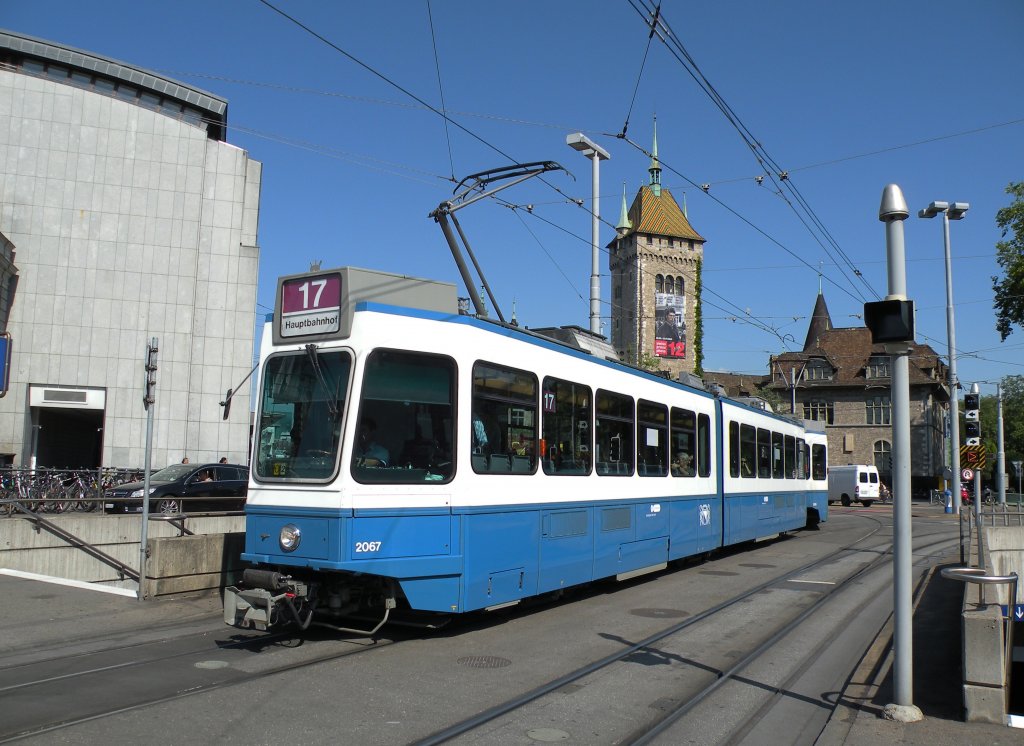 Doppeltraktion mit dem Be 4/6 267 an der Spitze auf der Linie 17 am Hauptbahnhof Zrich. Die Aufnahme stammt vom 23.06.2012. 