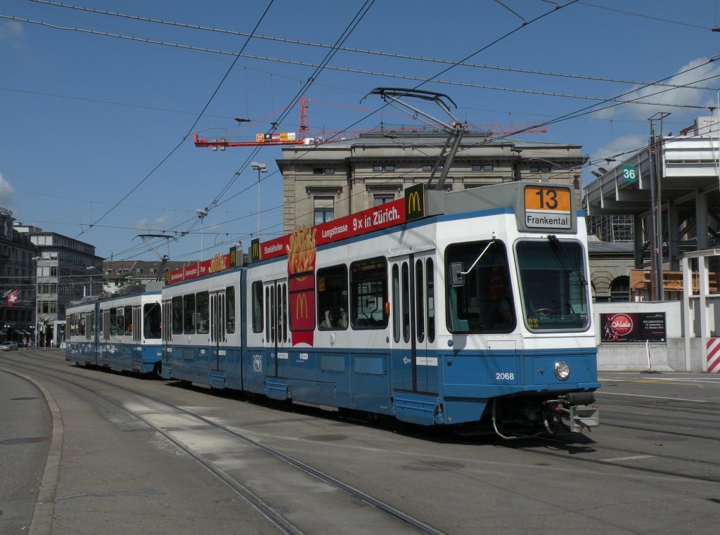 Doppeltraktion mit dem Be 4/6 2068 an der Spitze auf der Linie 13 am Hauptbahnhof Zrich. Die Aufnahme stammt vom 23.06.2012.
 
