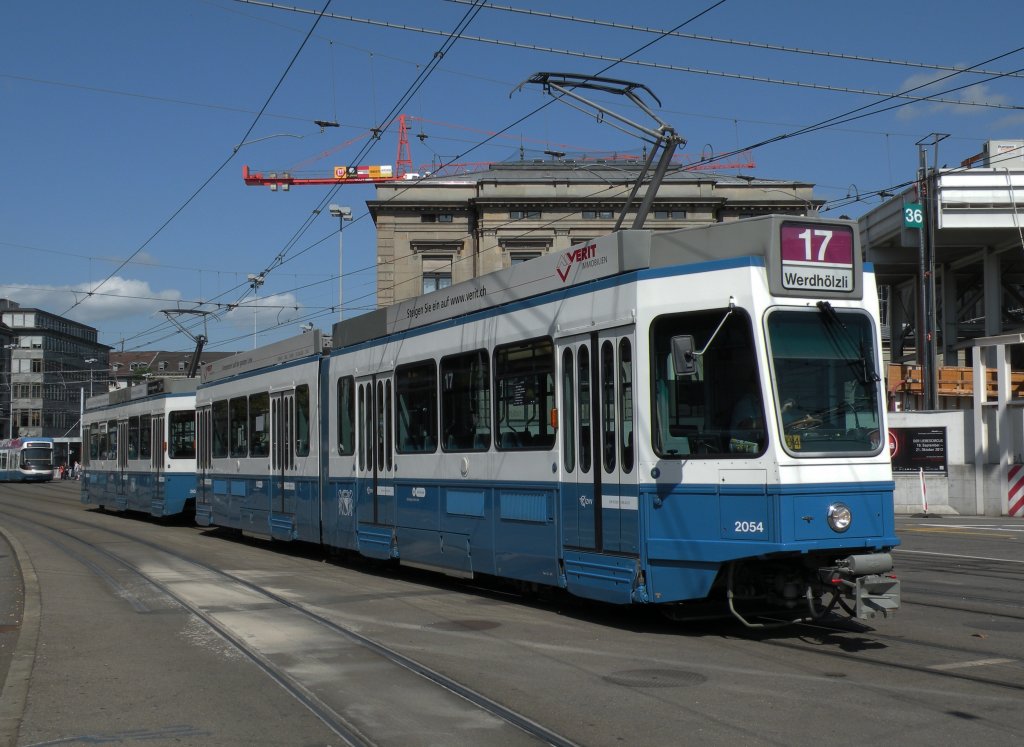 Doppeltraktion mit dem Be 4/6 2054 an der Spitze auf der Linie 17 am Hauptbahnhof Zrich. Die Aufnahme stammt vom 23.06.2012.
 
