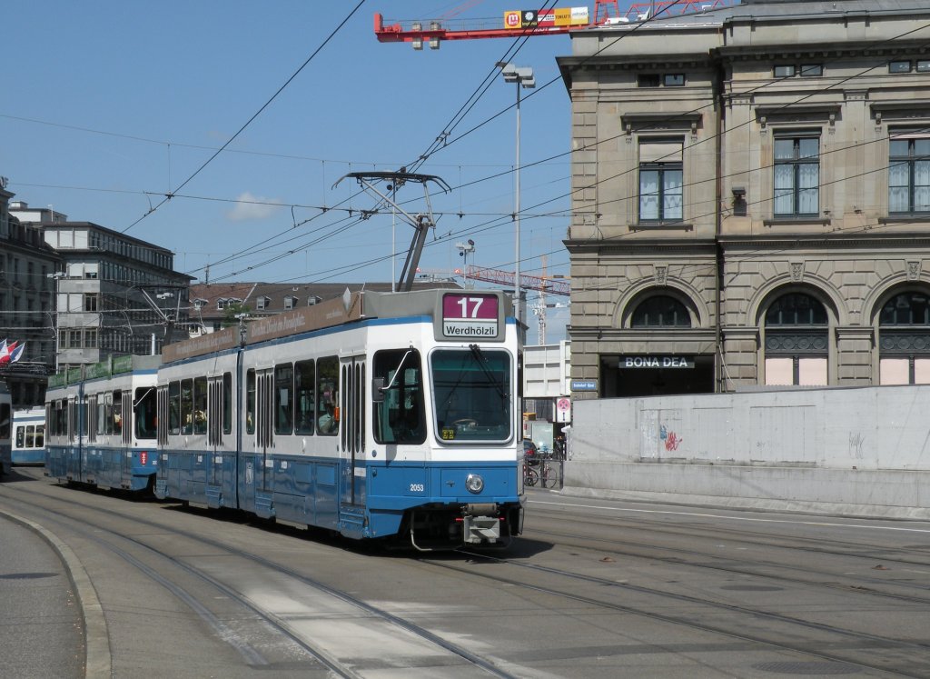 Doppeltraktion mit dem Be 4/6 2053 an der Spitze auf der Linie 17 am Hauptbahnhof Zrich. Die Aufnahme stammt vom 23.06.2012. 