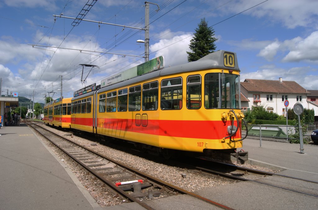 Doppeltraktion mit dem Be 4/6 107 und dem Be 4/8 248 an der Station in Ettingen. Die Aufnahme stammt vom 27.06.2012.