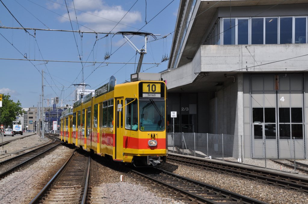 Doppeltraktion mit dem Be 4/8 207 an der Spitze und einem Be 4/6 der 100er Serie auf der Linie 10 beim Depot Ruchfeld. Die Aufnahme stammt vom 12.08.2011.