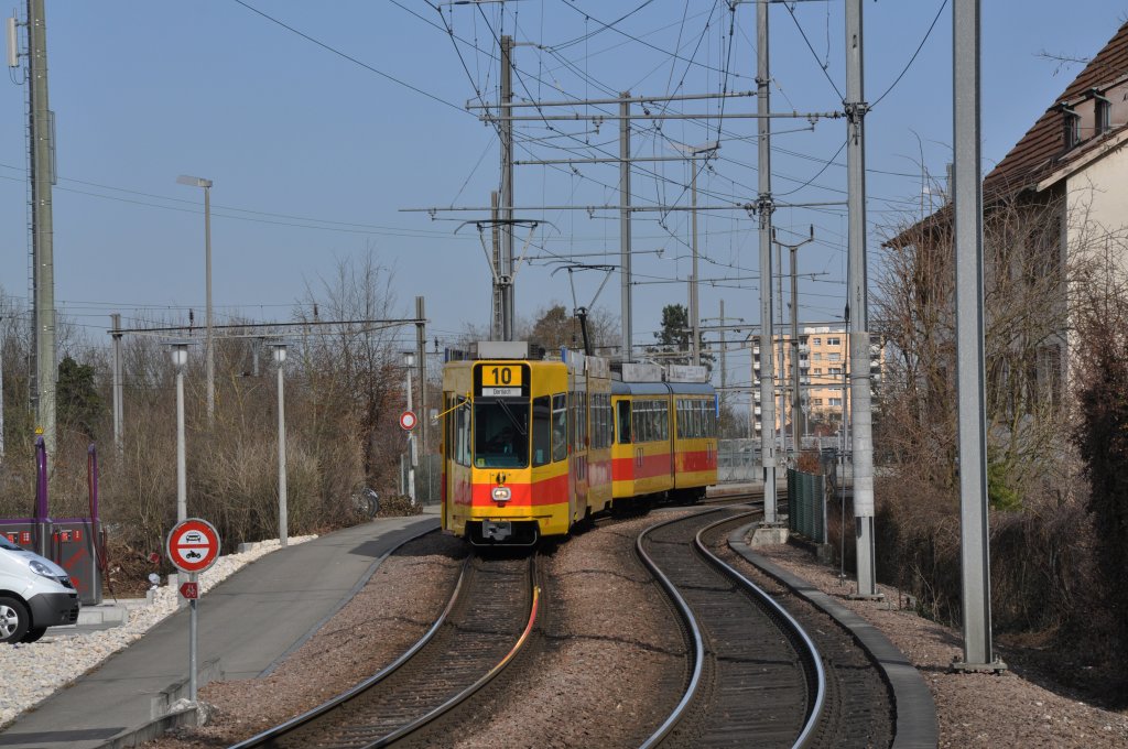 Doppeltraktion mit dem Be 4/8 249 an der Spitze auf der Linie 10 fhrt zu Haltestelle Mnchenstein Dorf. Die Aufnahme stammt vom 06.03.2012.