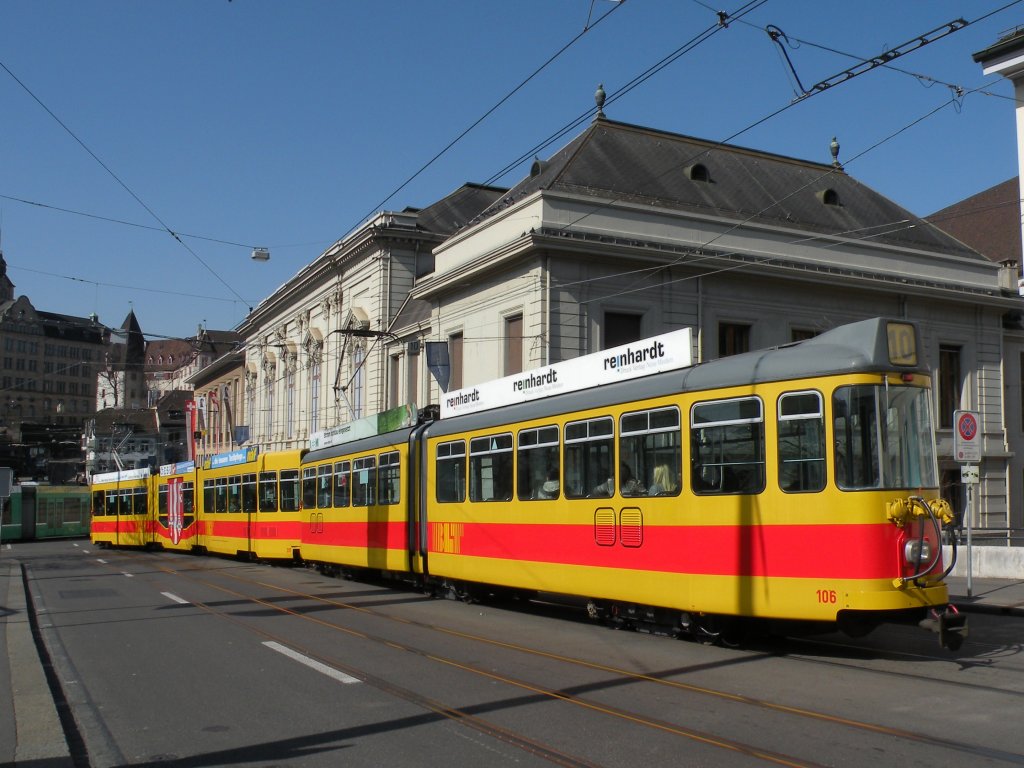 Doppeltraktion mit dem Be 4/8 205 und dem Be 4/6 106 auf der Linie 10 fahren den Steinenberg hinunter zur Haltestelle Theater. Die Aufnahme stammt vom 10.03.2012.