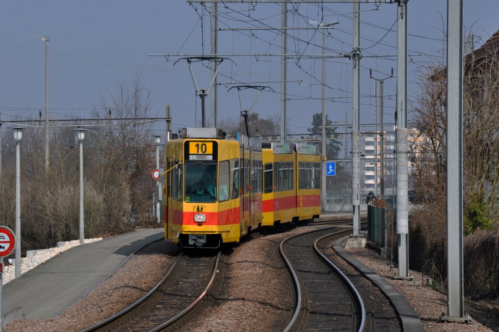 Doppeltraktion mit dem Be 4/8 236 an der Spitze auf der Linie 10 fhrt zu Haltestelle Mnchenstein Dorf. Die Aufnahme stammt vom 13.03.2012.