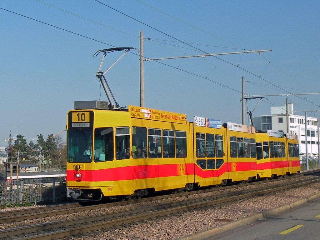 Doppeltraktion mit dem Be 4/8 253 und dem Be 4/6 262 auf der Linie 10 fhrt zur Haltestelle Mnchensteinerstrasse. die Aufnahme stammt vom 26.03.2012.