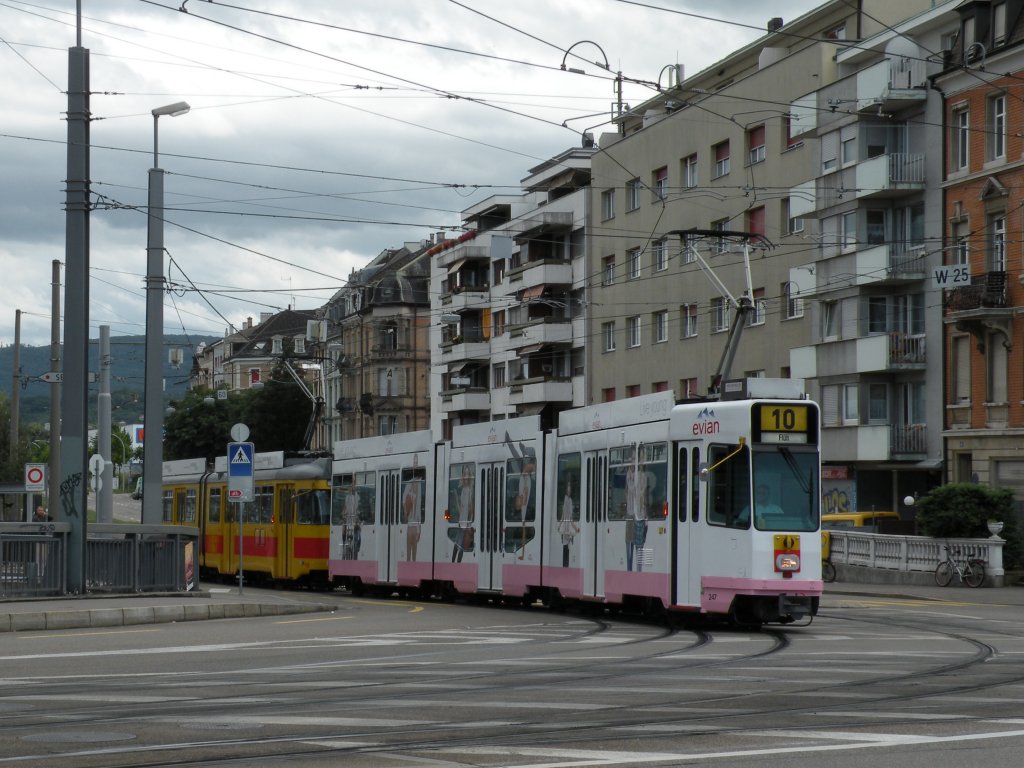 Doppeltraktion mit dem Be 4/8 247 und der Evian Vollwerbung und dem Be 4/6 110 auf der Linie 10 bei der Haltestelle Mnchensteinerstrasse. Die Aufnahme stammt vom 08.07.2012.