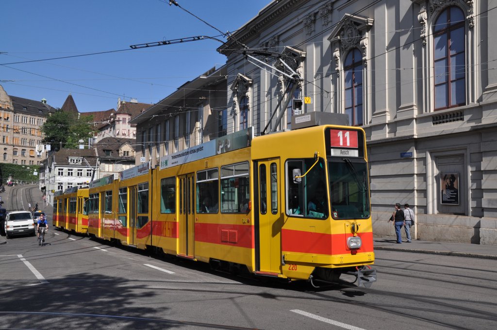Doppeltraktion mit dem Be 4/8 220 und dem Be 4/6 227 auf der Linie 11 fahren Richtung Haltestelle Bankverein. Die Aufnahme stammt vom 15.08.2012.
