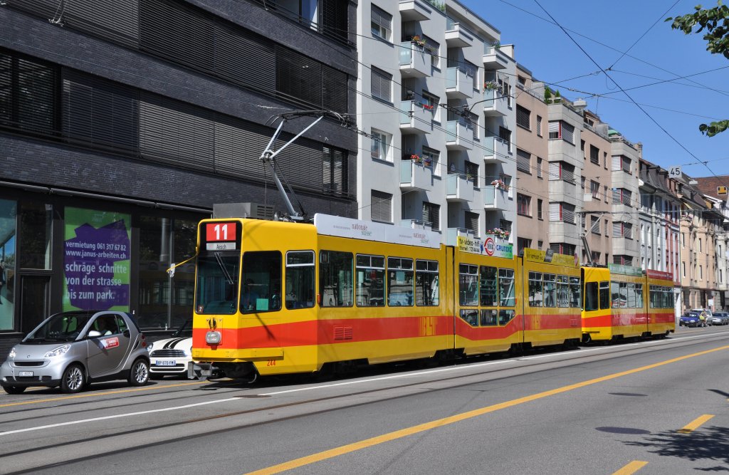 Doppeltraktion mit dem Be 4/8 244 und dem Be 4/6 214 auf der Linie 11 fahren Richtung Haltestelle Voltaplatz. Die Aufnahme stammt vom 18.08.2012.