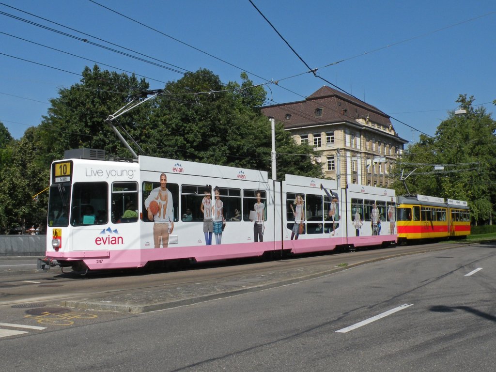 Doppeltraktion mit dem Be 4/8 247 und der Evian Vollwerbung und dem Be 4/6 111 auf der Linie 10 kurz vor der Haltestelle Bahnhof SBB. Die Aufnahme stammt vom 07.09.2012.
