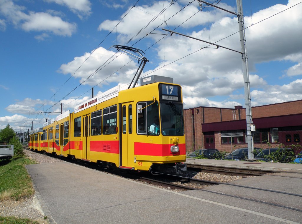 Doppeltraktion mit dem Be 4/8 238 an der Spitze auf der Linie 17 bei der Einfahrt in die Haltestelle Hslimatt. Die Aufnahme stammt vom 21.06.2013.