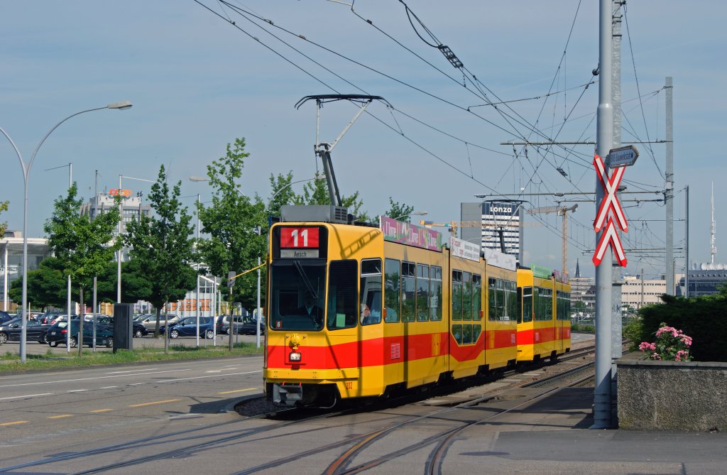 Doppeltraktion mit dem Be 4/8 202 und dem wieder verkrzten Be 4/6 231 auf der Linie 11 bei der Haltestelle M-Parc. Die Aufnahme stammt vom 02.07.2013.