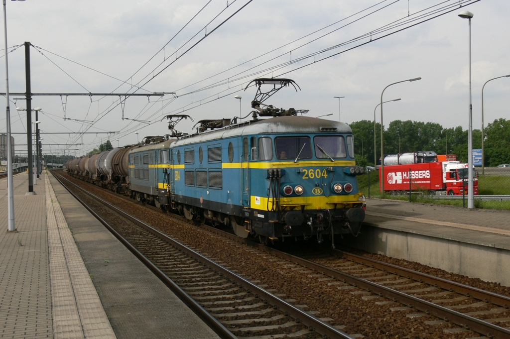 Doppeltraktion NMBS BR26 mit einem kurzen Kesselwagenzug, Aufnahme am 20.05.2009 in Bahnhof Antwerpen-Luchtbal 