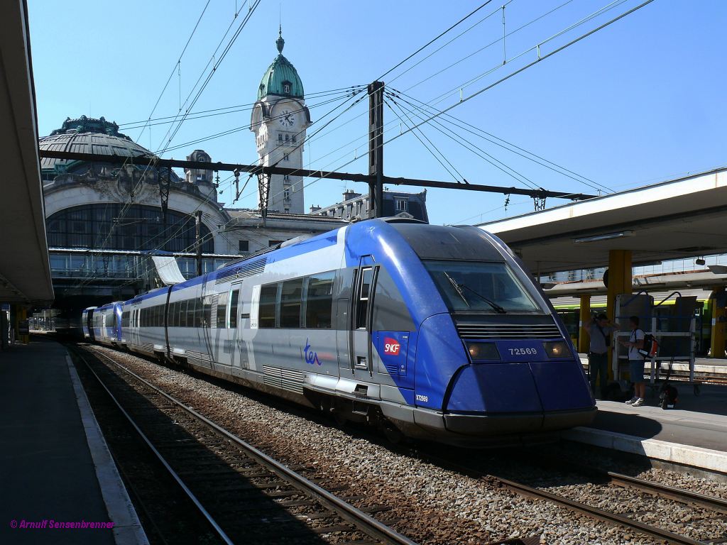 Doppeltraktion der SNCF X72569+X72531 in Limoges-Bénédictins unterwegs als IC4480 von Bordeaux über Limoges nach Lyon.

2012-09-08 Limoges-Bénédictins 