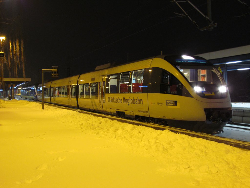 Doppeltraktion Talent 643.21/Desiro VT 565 der Mrkischen Regiobahn (OLA) stehen am spten Abend im Bahnhof von Brandenburg HBF zur Fahrt nach Kirchmser bereit am 21.12.2010.