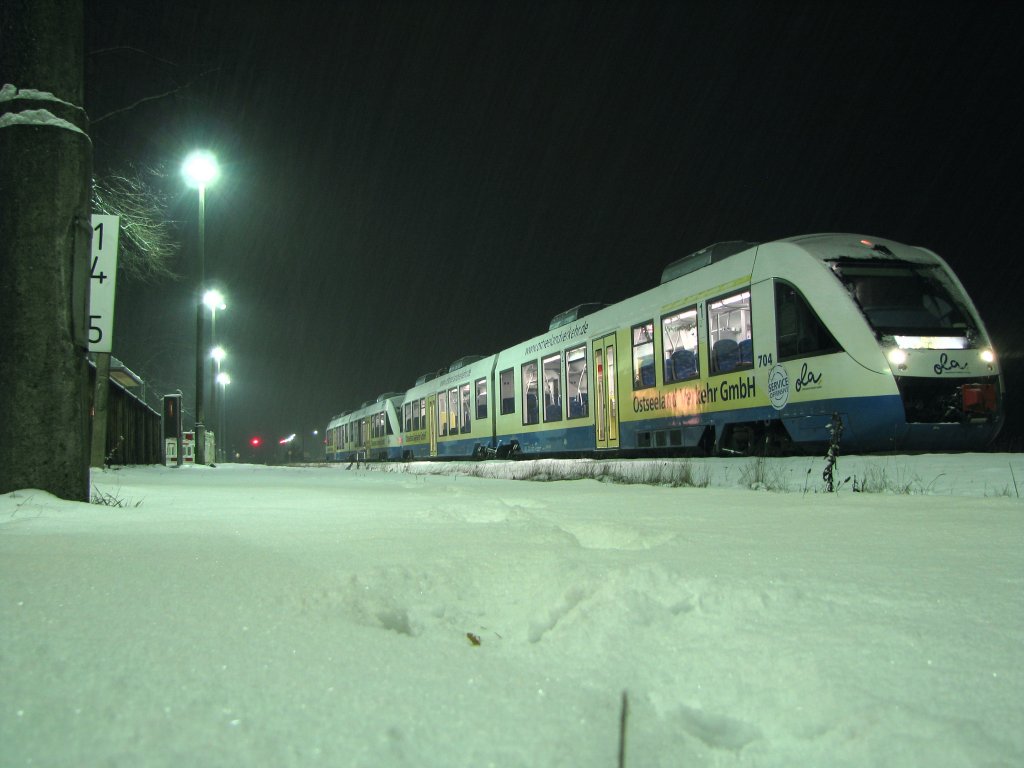 Doppeltraktion TW Lint der OLA 701/704 am frhen Morgen im Bahnhof von Plate (Meckl.) als berfhrung nach Schwerin HBF .