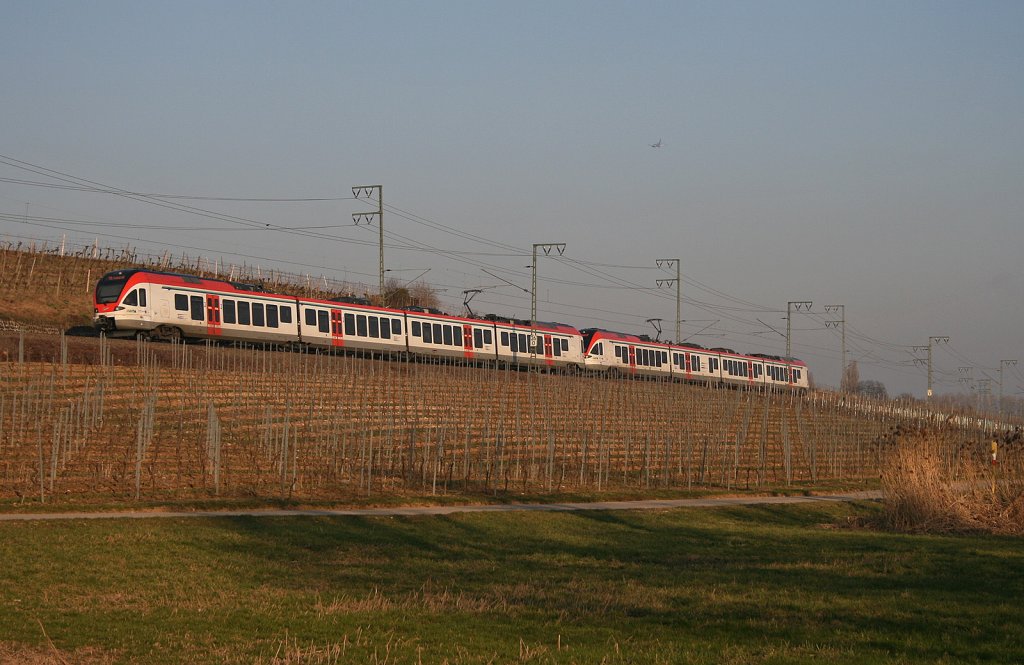 Doppeltraktion VIAS Flirt Br 428 als VIA 25023 Neuwied - Frankfurt(Main)Hbf zwischen Hochheim und Flrsheim. 04.03.11