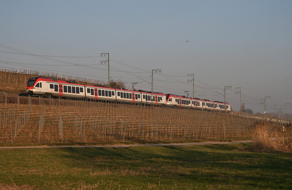 Doppeltraktion VIAS Flirt Br 428 als VIA 25023 Neuwied - Frankfurt(Main)Hbf zwischen Hochheim und Flrsheim. 04.03.11