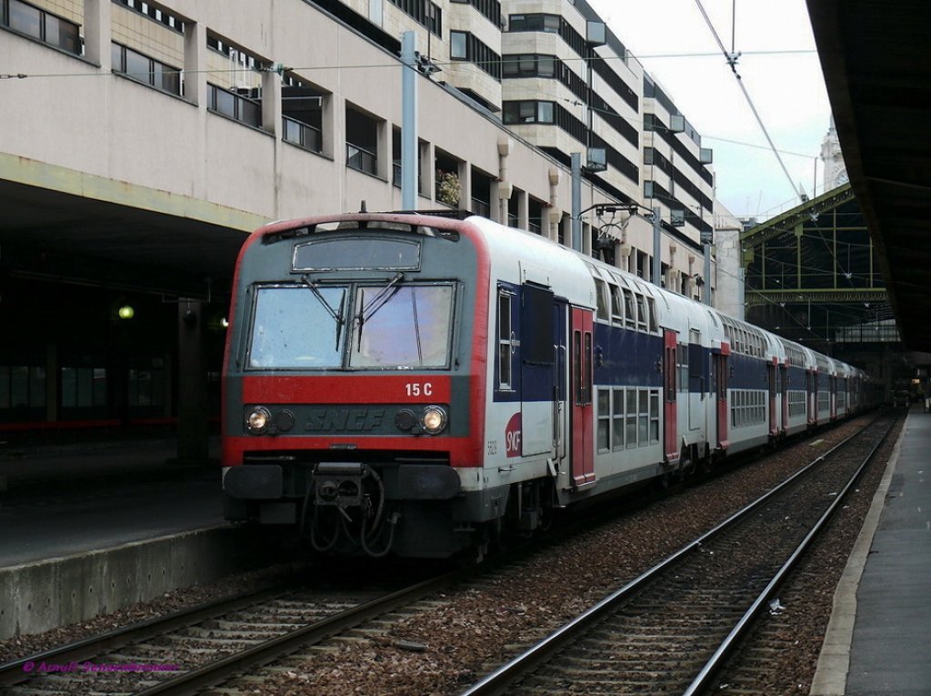 Doppeltraktion zweier SNCF-Triebzge der Reihe Z5600.
Dies war die erste Reihe von Doppelstockelektrotriebzgen der SNCF. Hier stehen Z5629/5630 und Z5631/5632 im Gare-de-Lyon in Paris.
05.05.2009