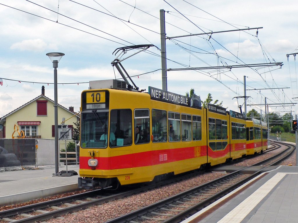 Doppeltrakton mit dem Motorwagen 236 an der Spitze fhrt zum Bahnhof in Dornach. Aufnahme:07.06.2011.