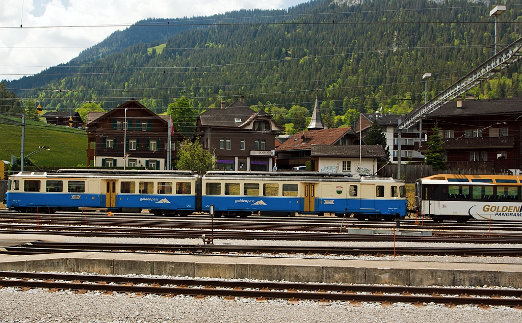 Doppeltriebwagen ABDe 8/8 4002 (Vaud) der Montreux–Berner Oberland-Bahn (MOB), franzsisch Chemin de fer Montreux-Oberland bernois. Er steht im Bahnhof Zweisimmen am 28.05.2012 mit angehngten Wagen, zur Abfahrt bereit nach Montreux bereit. Der 1.000 mm spurige Triebwagen wurde 1968 gebaut, die Achsformel ist Bo'Bo' + Bo'Bo', die Hchstgeschwindigkeit ist 70 km/h. 