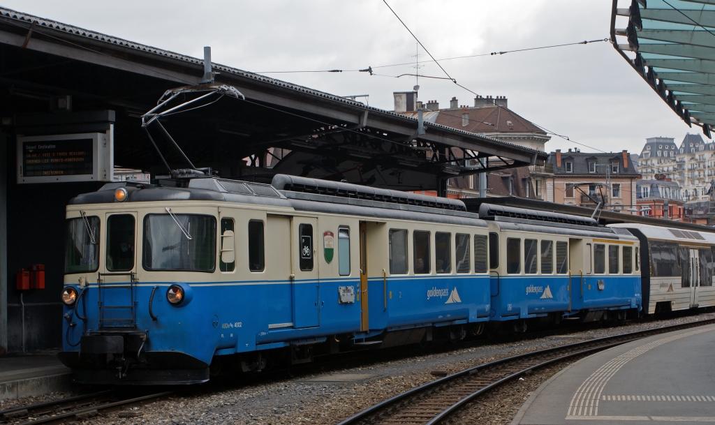 
Doppeltriebwagen ABDe 8/8 Nummer 4002 (Vaud) der Montreux–Berner Oberland-Bahn (MOB), französisch Chemin de fer Montreux-Oberland bernois, am 26.02.2012 im Bahnhof Montreux. 

Der 1.000 mm spurige Triebwagen wurde 1968 gebaut, die Achsformel ist Bo'Bo' + Bo'Bo', die Höchstgeschwindigkeit ist 70 km/h. Er steht hier, mit angehängten Wagen, zur Abfahrt bereit nach Zweisimmen, diese Strecke hat eine Maximalsteigung von 73 ‰ (und das ohne Zahnstange).
