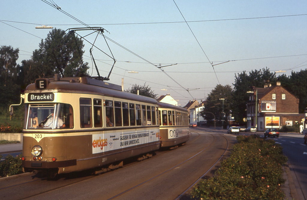 Dormund Tw 203 mit Beiwagen 812 auf seiner morgendlichen Runde im Schlerverkehr am Wambeler Hellweg, 29.06.1992.