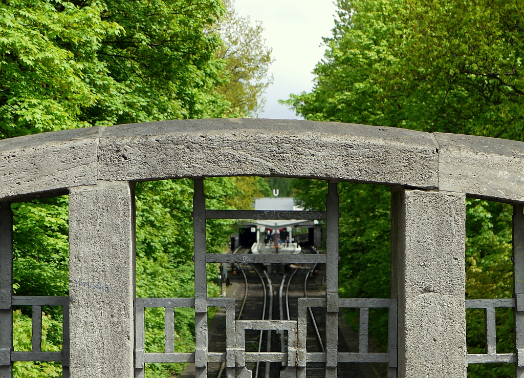 Dort, wo die Hamburger Ringlinie U3 die Barmbeker Strae in Winterhude unterquert, ist noch ein 100 Jahre altes Brckengelnder aus Sandstein und Schmiedeeisen erhalten. 12.5.2013
