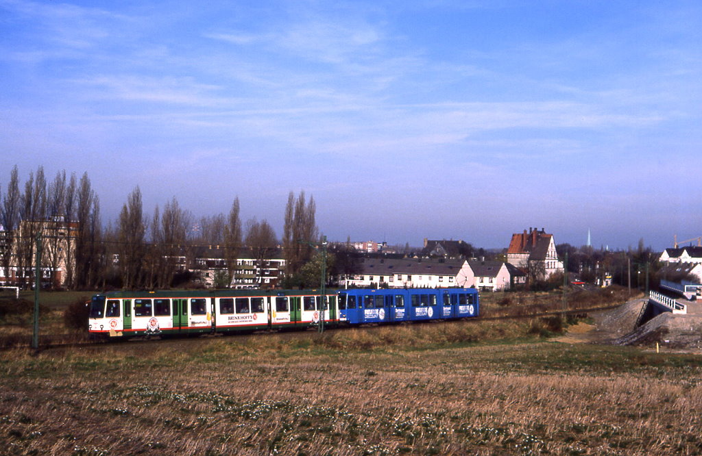 Dortmund 111 und 102 auf dem 1989 eingestellten Abschnitt der U45 zwischen Mengede und Westerfilde. Rechts sieht man die geplante Trasse der S2, 17.11.1988.