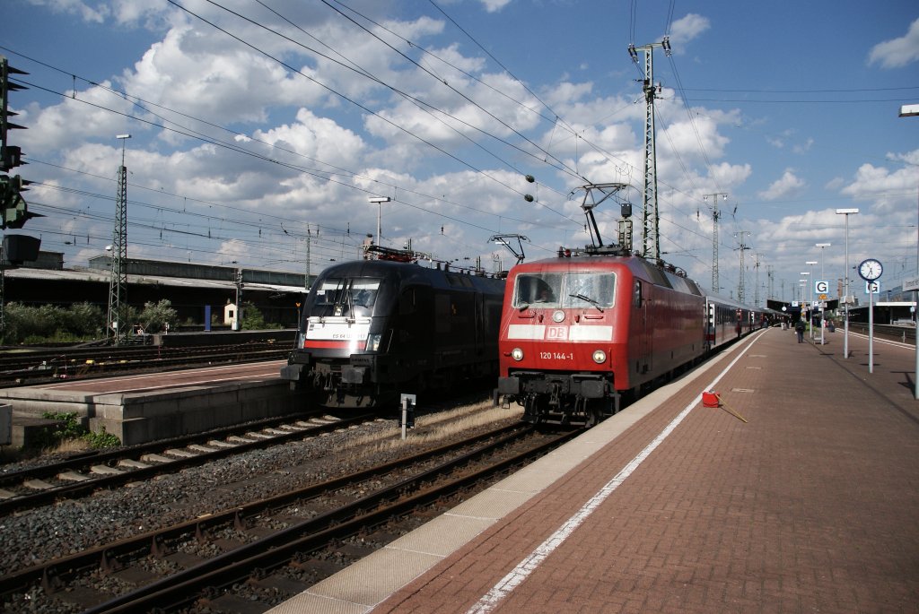 Dortmund, 11.6.´10, 17:33: ES 64 U 2-017 wartet mit ihrem AZ nach Verona neben BR 120 144-1 mit IC nach Stuttgart auf ihre Papiere.