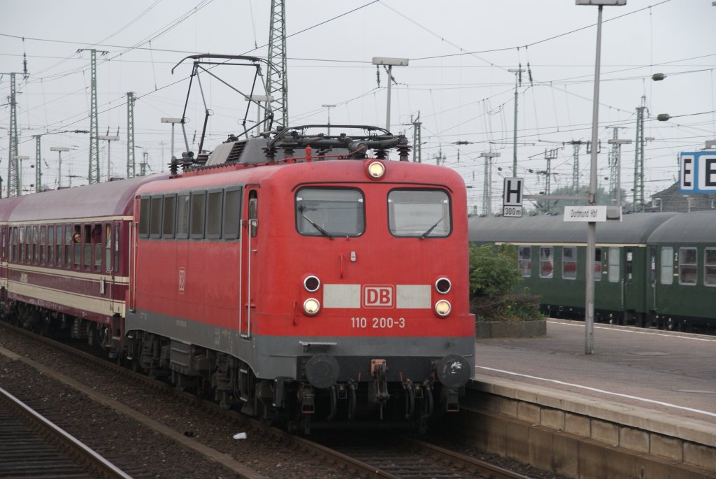 Dortmund, 3.9.´10: 110 200-3 fhrt mit ihrem  Partyzug  der Mller Touren in den Dortmunder Hbf ein.