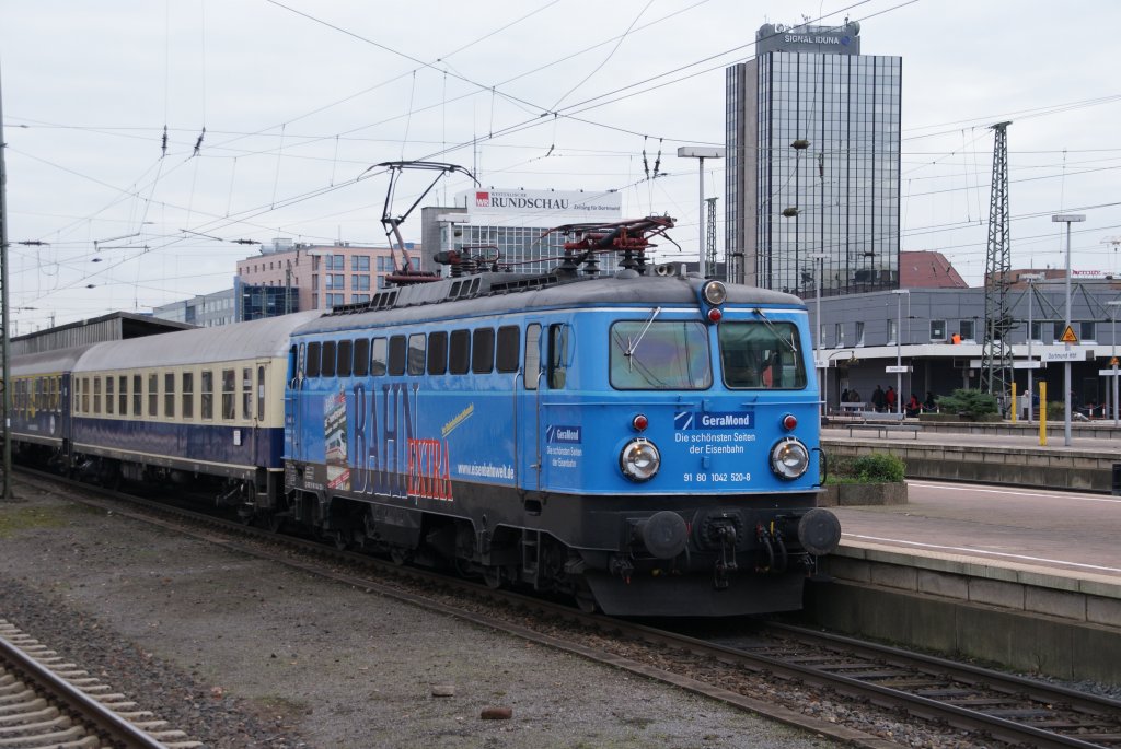 Dortmund Hbf: 19.11.2010, 11:54 Uhr: 1042 520-8 f�hrt mit ihrem Fun-Express aus dem Dortmunder Hauptbahnhof.