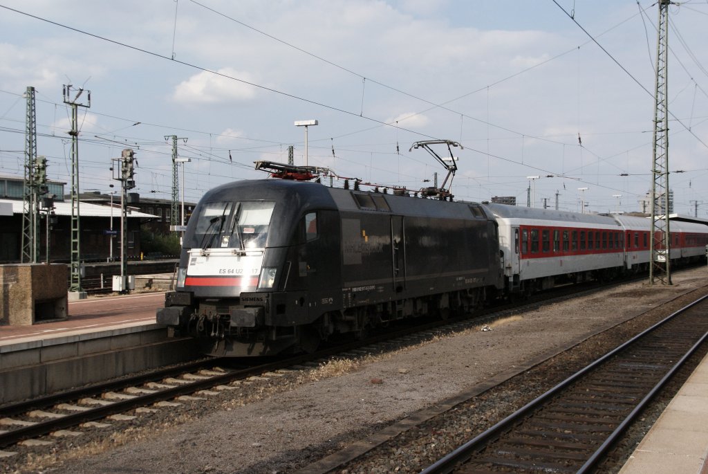 Dortmund Hbf, 25,6,´10: Dispolok ES 64-U2-17 wartet mit ihrem Autozug in Dortmund vor einem roten Signal zur Weiterfahrt nach D�sseldorf,, wovon es nach Verona geht.