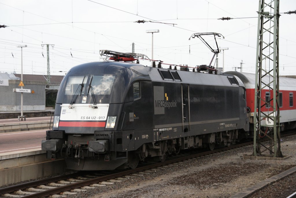 Dortmund Hbf., 28.5.´10:ES 64 U2-017 wartet mit dem Autozug 13321 von D�sseldorf nach Verona vor einem Signal.