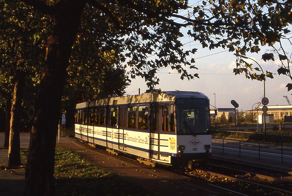 Dortmund Tw 120 im Bereich Hafen / Mallinckrodtstrae, 03.11.1985.