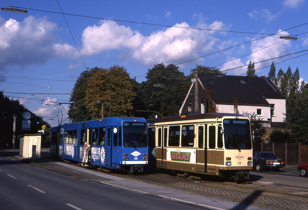 Dortmund Tw 131 und 126 begegnen sich an der Haltestelle Grvingholz, 10.10.1988.