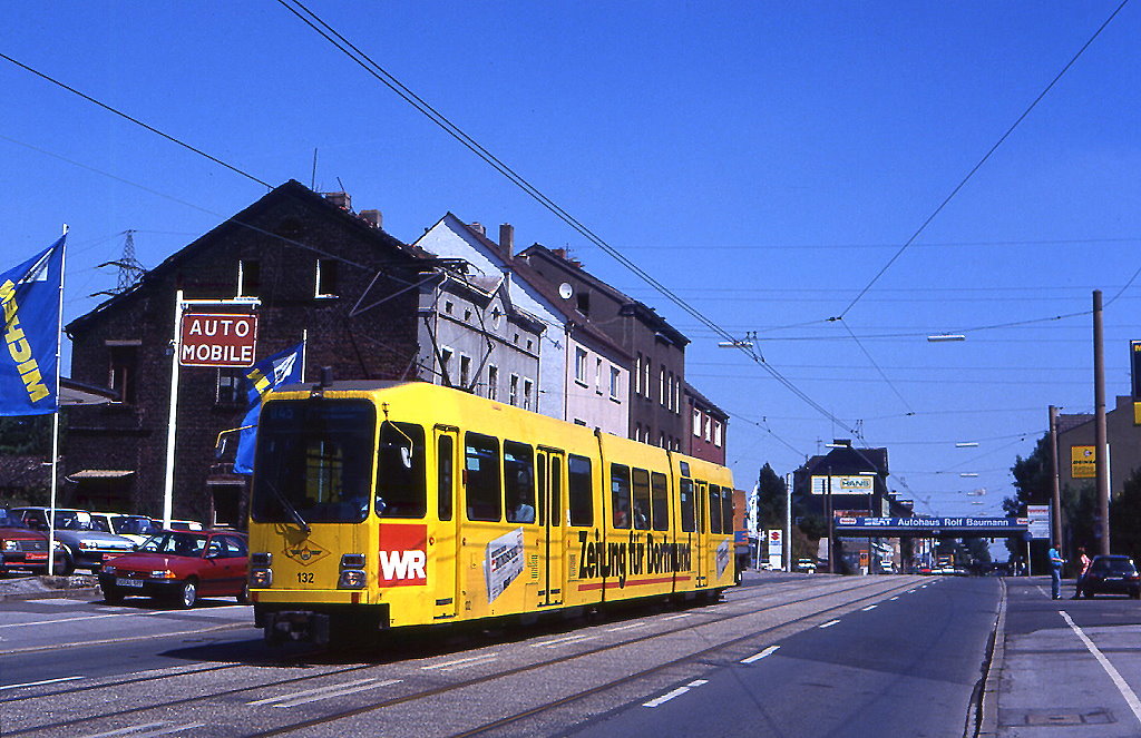Dortmund Tw 132 in der Evinger Strae, 30.06.1993.