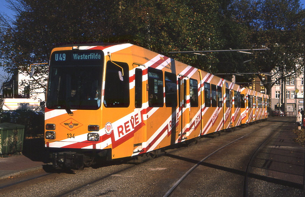 Dortmund Tw 134 und 136 in der Mallinckrodtstrae unweit der Hafenwache, 23.10.1990.