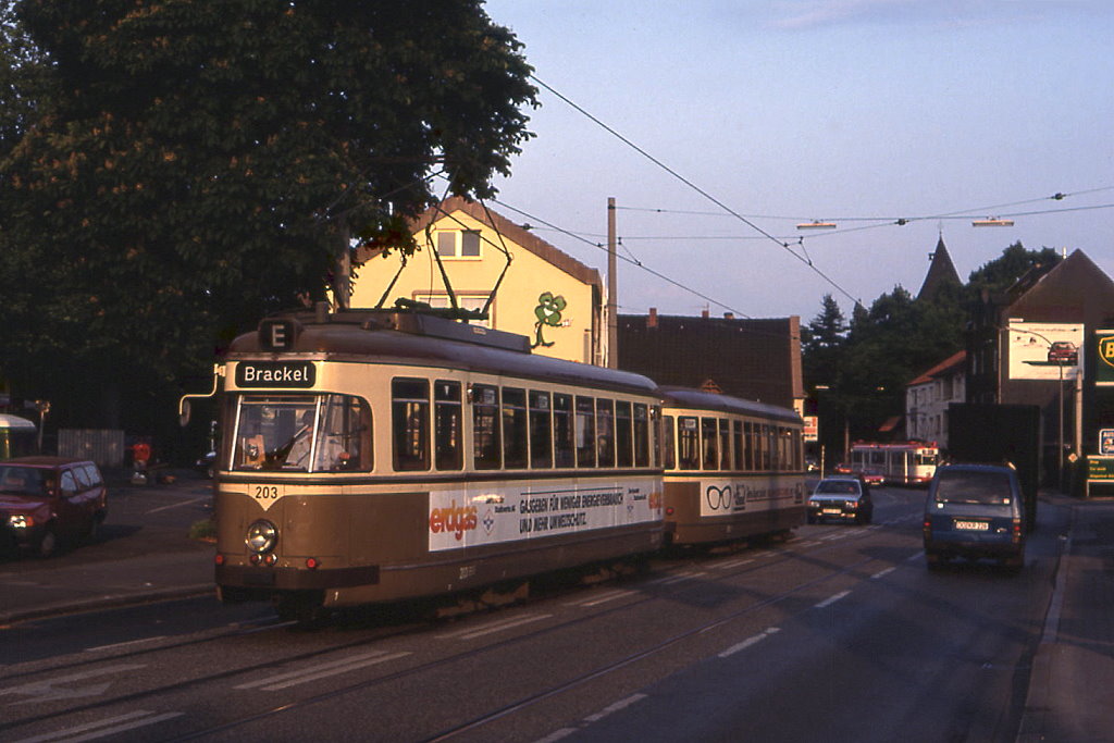 Dortmund Tw 203 mit Bw 812 auf der allmorgendlichen Runde in Brackel, 27.05.1992.