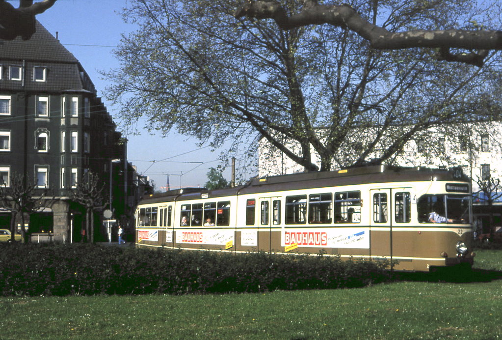 Dortmund Tw 22 quert den Borsigplatz, 15.05.1992.