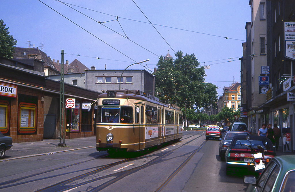 Dortmund Tw 40 hat den Borsigplatz gequert und fhrt via Oestermrsch in Richtung Innenstadt und weiter zur Schleife am WDR Funkhaus, 18.06.1988.