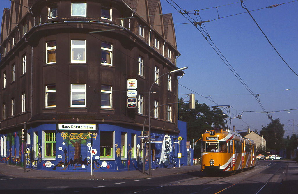Dortmund Tw 6 passiert im Verlauf der Heyden-Rynsch Strae die legendre Szenekneipe Che-Coolala (1981 - 1997). Aufnahme vom 30.06.1992.