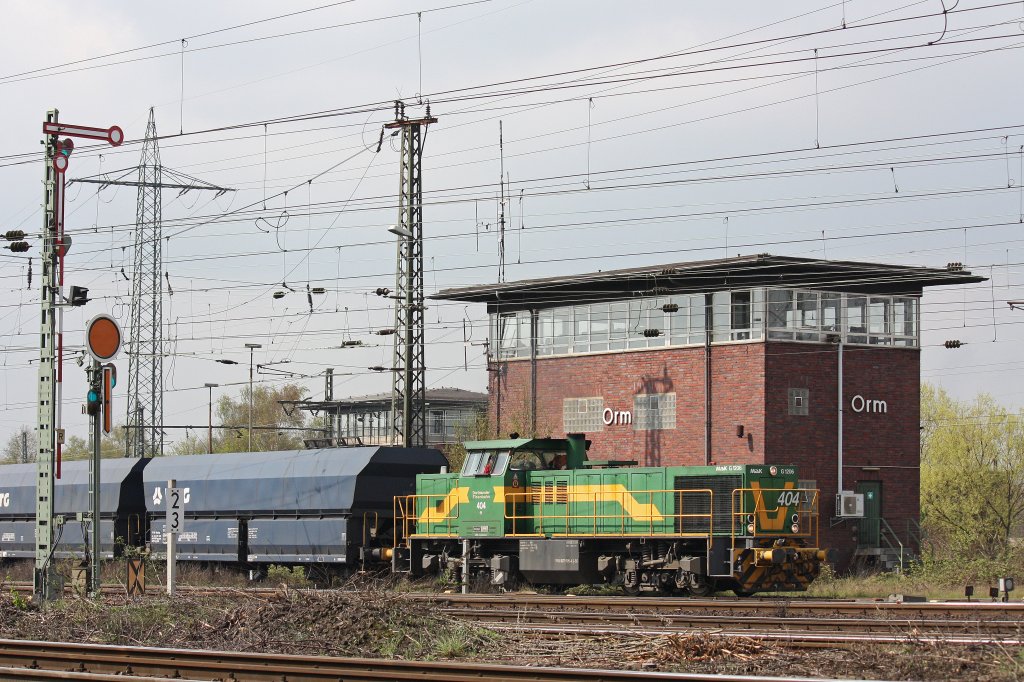 Dortmunder Eisenbahn 404 verlsst am 12.4.12 mit einem Kohlezug Oberhausen-West.