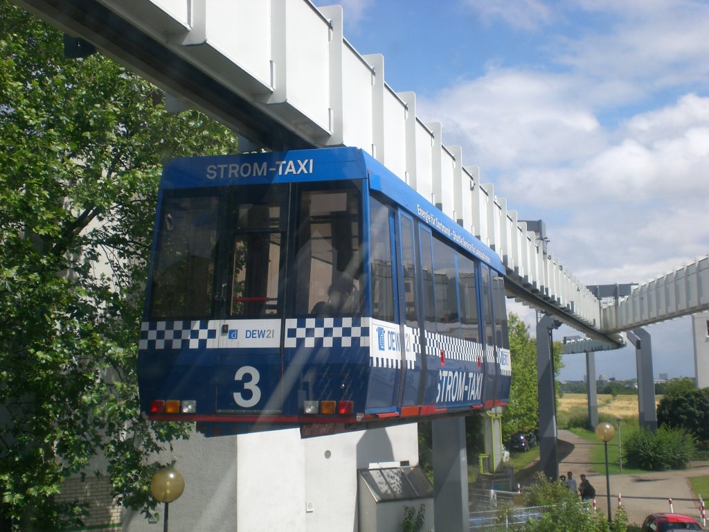 Dortmunder H-Bahn in Richtung Dortmund Eichlinghofen am Haltepunkt Dortmund Universitt.(11.7.2012)