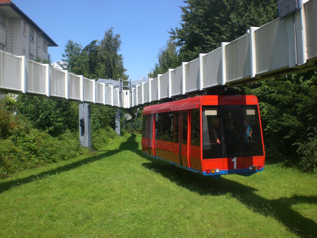 Dortmunder H-Bahn in Richtung Dortmund Technologiezentrum am Haltepunkt Dortmund Eichlinghofen.(11.7.2012)