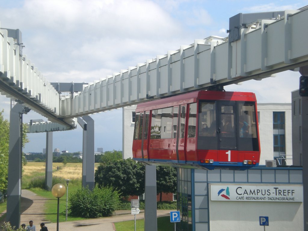 Dortmunder H-Bahn in Richtung Dortmund Technologiezentrum am Haltepunkt Dortmund Universitt.(11.7.2012)