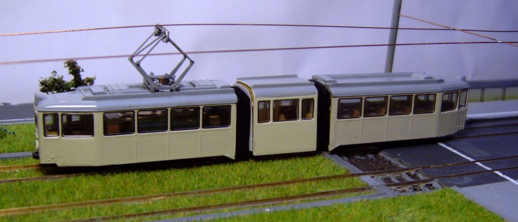 Dortmunder Hansa GT4, linke Seite, in der Grundlackierung Hellelfenbein. Das Modell wurde aus einer Straenbahn von Kato umgebaut, das Mittelteil gibt es in meinem Shop bei Shapeways. Fr den Umbau bentigt man einen zustzlichen Fenstereinsatz von Lemke. 