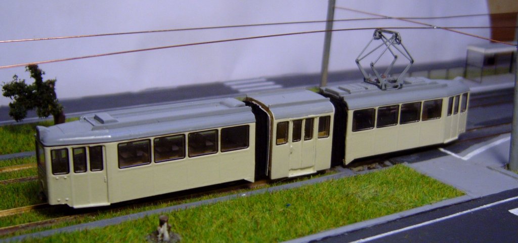 Dortmunder Hansa GT4, rechte Seite, in der Grundlackierung Hellelfenbein. Das Modell wurde aus einer Straenbahn von Kato umgebaut, das Mittelteil gibt es in meinem Shop bei Shapeways. Fr den Umbau bentigt man einen zustzlichen Fenstereinsatz von Lemke. 