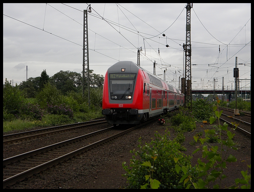 Dosto 766 mit einem Defekten Licht bei der Einfahrt in Duisburg-Rheinhausen, Schublok 146 004